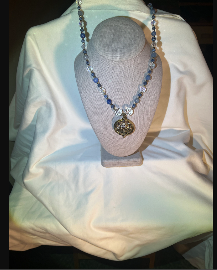 Celtic Magnifying Glass Necklace – Intricate Heritage-Inspired Jewelry